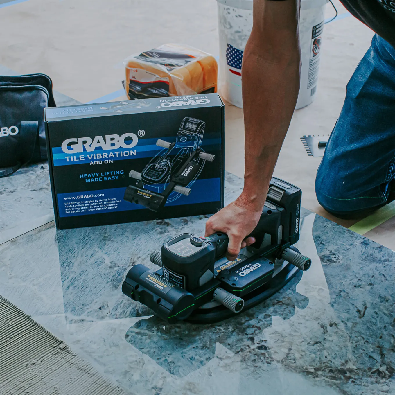 GRABO 瓷砖振动器使用中 - 视图 1