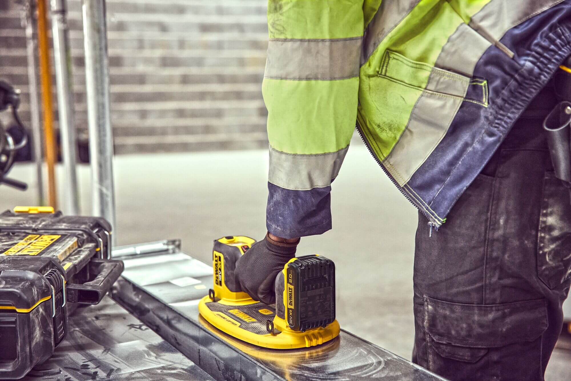 施工现场的 DEWALT GRABO 真空提升器