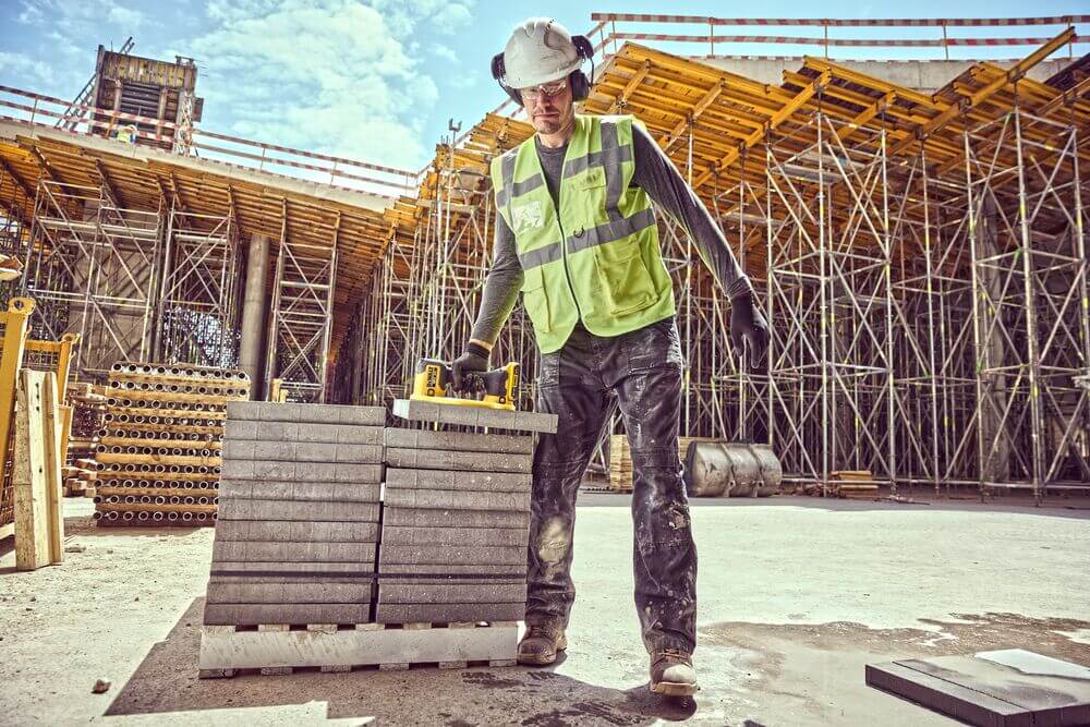 专业人员在建筑工地使用DEWALT GRABO®